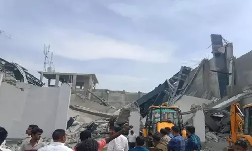 తీవ్ర విషాదం.. స్టేడియం గోడ కూలి ఇద్దరు మృతి