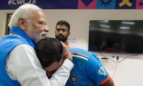 గుండెలకు హత్తుకొని షమీని ఓదార్చిన ప్రధాని మోడీ