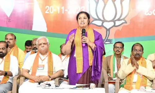 కేంద్రపథకాలకు మీ స్టికర్లు ఎలా వేసుకుంటారు? : వైసీపీపై దగ్గుబాటి పురంధేశ్వరి ఫైర్
