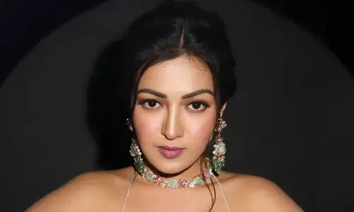 Catherine Tresa : మత్తేక్కించే చూపులతో..పరువాల కనువిందు