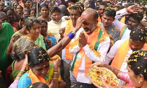 వాళ్లది కబ్జాల ఆరాటం.. నాది పేదల పోరాటం : బండి సంజయ్