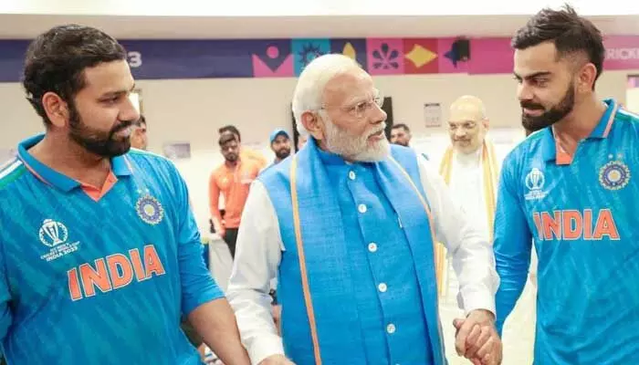 టీమిండియా డ్రెస్సింగ్ రూమ్కు ప్రధాని మోడీ, అమిత్ షా (వీడియో) టీమిండియా డ్రెస్సింగ్ రూమ్కు ప్రధాని మోడీ, అమిత్ షా (వీడియో)
