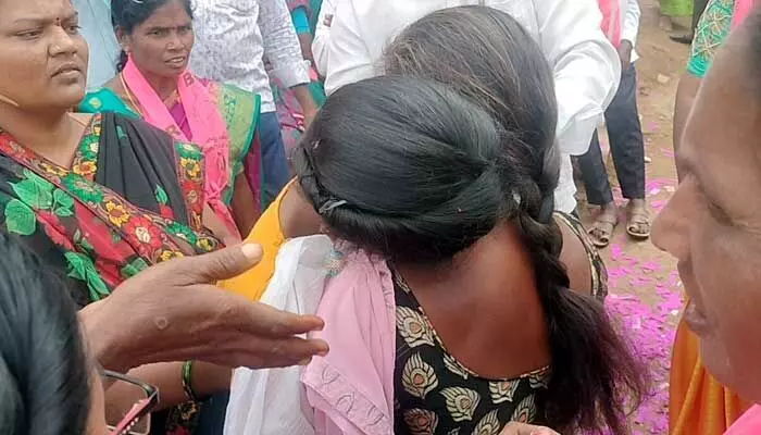 ఎమ్మెల్యే రసమయి ప్రచారంలో అనూహ్య పరిణామం (వీడియో) ఎమ్మెల్యే రసమయి ప్రచారంలో అనూహ్య పరిణామం (వీడియో)