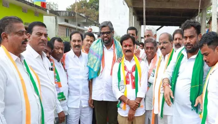 కాంగ్రెస్లోకి భారీగా చేరికలు కాంగ్రెస్లోకి భారీగా చేరికలు