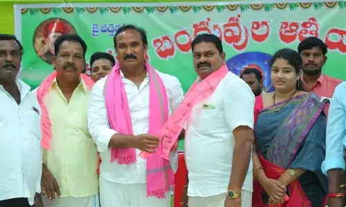 వడ్డెరల అభివృద్ధికి కృషి... : ఎమ్మెల్యే