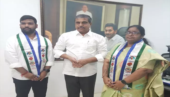 నాడు పవన్పై విమర్శలు..నేడు వైసీపీలోకి: జగన్ చెంతకు పసుపులేటి సందీప్, పద్మావతి నాడు పవన్పై విమర్శలు..నేడు వైసీపీలోకి: జగన్ చెంతకు పసుపులేటి సందీప్, పద్మావతి