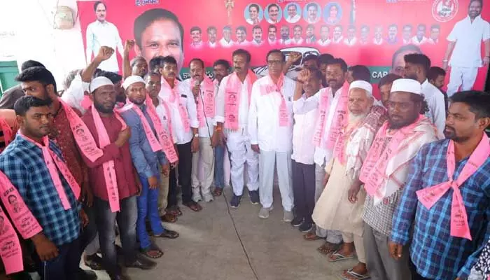 కాంగ్రెస్ వీడి కారెక్కుతున్నారు..! కాంగ్రెస్ వీడి కారెక్కుతున్నారు..!
