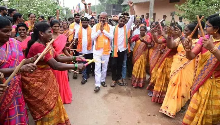 గంగుల కమలాకర్ నీ ఆస్తిపాస్తులను ప్రజలకు రాసిచ్చే దమ్ముందా..? : బండి సంజయ్ గంగుల కమలాకర్ నీ ఆస్తిపాస్తులను ప్రజలకు రాసిచ్చే దమ్ముందా..? : బండి సంజయ్