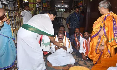 దుర్గమ్మను దర్శించుకున్న మంత్రి గుమ్మనూరు జయరాం