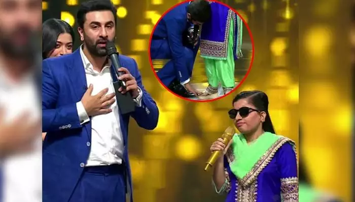 ఆ అమ్మాయికి ఫిదా అయిపోయిన రణబీర్.. ఏకంగా కాళ్లు మొక్కి హగ్ ఇచ్చి.. (వీడియో) ఆ అమ్మాయికి ఫిదా అయిపోయిన రణబీర్.. ఏకంగా కాళ్లు మొక్కి హగ్ ఇచ్చి.. (వీడియో)