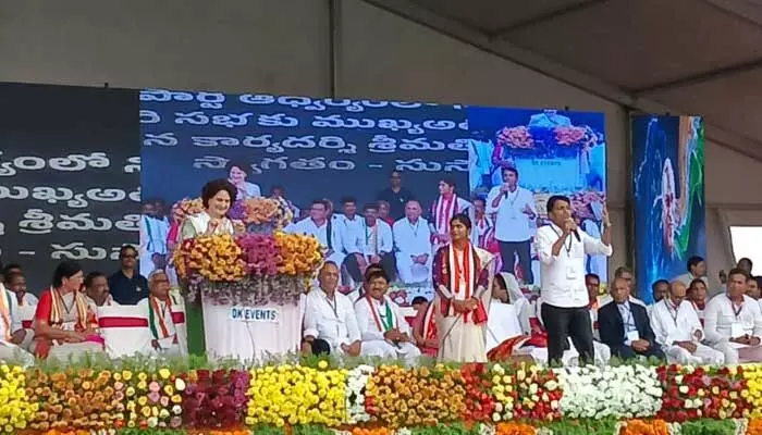 బహిరంగ సభలో హామీల వర్షం కురిపించిన ప్రియాంక గాంధీ బహిరంగ సభలో హామీల వర్షం కురిపించిన ప్రియాంక గాంధీ