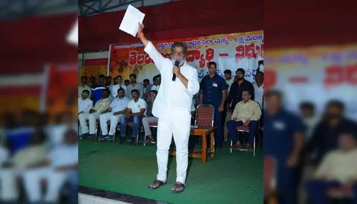 నిరుద్యోగులను రోడ్డున పడేసిన చరిత్ర బీఆర్ఎస్దే : Damodar Raja Narasimha నిరుద్యోగులను రోడ్డున పడేసిన చరిత్ర బీఆర్ఎస్దే : Damodar Raja Narasimha