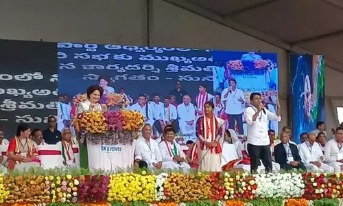 బహిరంగ సభలో హామీల వర్షం కురిపించిన ప్రియాంక గాంధీ
