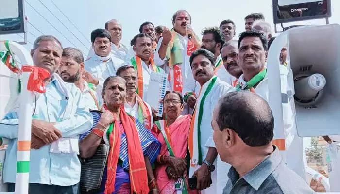 జనగామ అభివృద్ధి కాంగ్రెస్ తోనే సాధ్యం : కొమ్మూరి జనగామ అభివృద్ధి కాంగ్రెస్ తోనే సాధ్యం : కొమ్మూరి