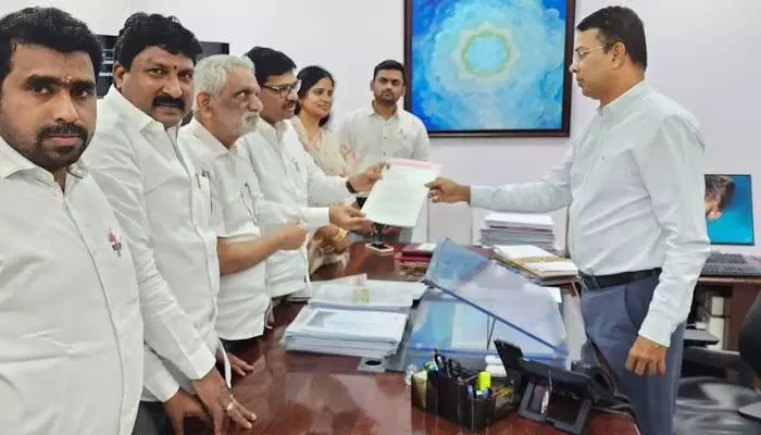 అనుమతిలేకుండా యాడ్స్ ప్రదర్శన.. కాంగ్రెస్పై బీఆర్ఎస్ ఫిర్యాదు అనుమతిలేకుండా యాడ్స్ ప్రదర్శన.. కాంగ్రెస్పై బీఆర్ఎస్ ఫిర్యాదు
