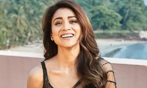 Shriya Saran : నాభి అందాలతో హాట్ గా, ,క్లీవేజ్ సొగసులతో శ్రియ గ్లామ‌ర్ విందు