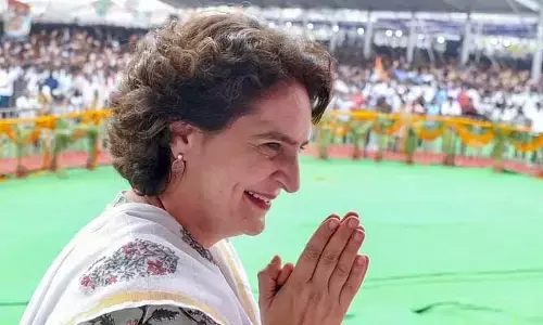 ఖమ్మం రోడ్ షోలో రేవంత్ పాటకు ప్రియాంక డ్యాన్స్ (వీడియో)
