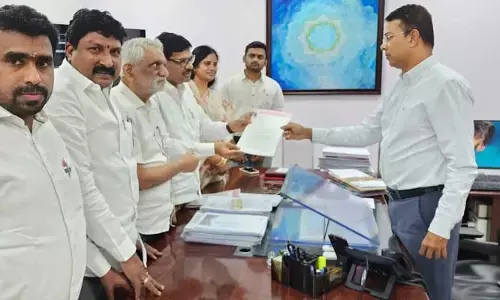 అనుమతిలేకుండా యాడ్స్ ప్రదర్శన.. కాంగ్రెస్‌పై బీఆర్ఎస్ ఫిర్యాదు