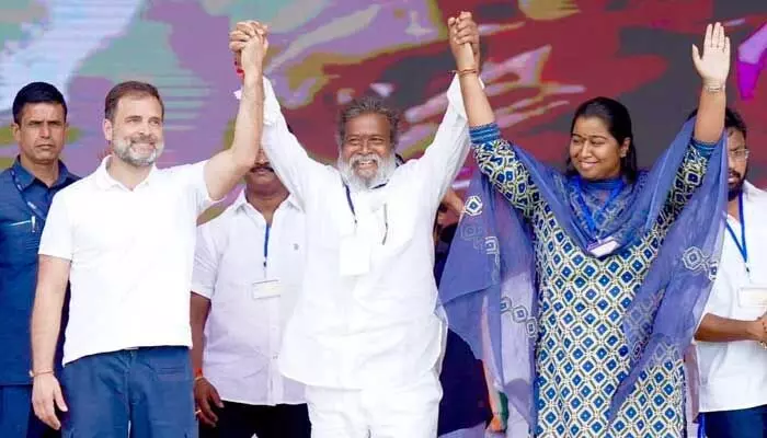 కేసీఆర్.. దోచుకున్న సొమ్మును ప్రజలకు పంచిపెడతాం : రాహుల్ గాంధీ కేసీఆర్.. దోచుకున్న సొమ్మును ప్రజలకు పంచిపెడతాం : రాహుల్ గాంధీ