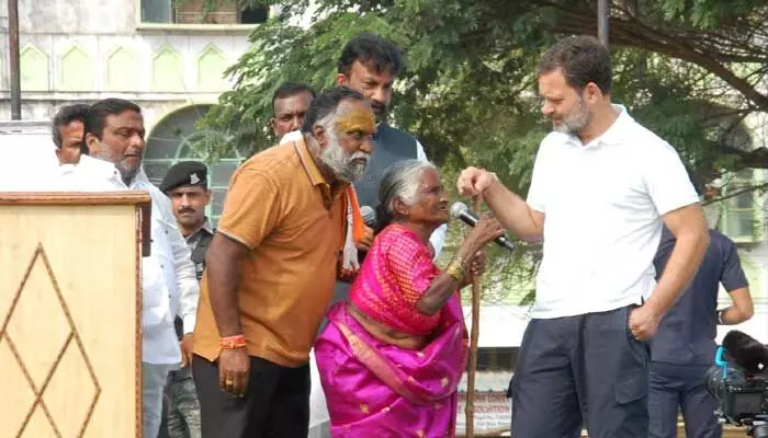 పాము వస్తుంది జాగ్రత్త.. ఎమ్మెల్యే జగ్గారెడ్డి పాము వస్తుంది జాగ్రత్త.. ఎమ్మెల్యే జగ్గారెడ్డి