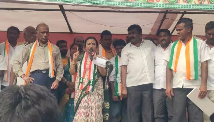 కాంగ్రెస్ పార్టీని ఆదరించండి.. యశస్విని రెడ్డిని గెలిపించండి : ఝాన్సీ రెడ్డి కాంగ్రెస్ పార్టీని ఆదరించండి.. యశస్విని రెడ్డిని గెలిపించండి : ఝాన్సీ రెడ్డి