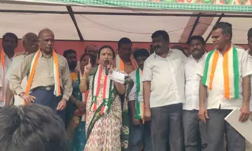 కాంగ్రెస్ పార్టీని ఆదరించండి.. యశస్విని రెడ్డిని గెలిపించండి : ఝాన్సీ రెడ్డి