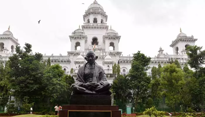 ఎన్నికల బరిలో నిలిచిన చదువు రాని అభ్యర్థులు వీళ్లే!