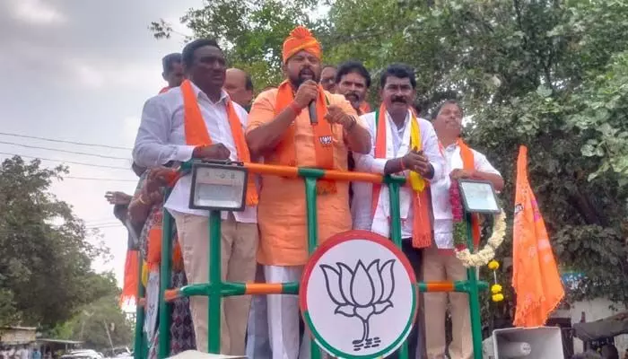 బుల్డోజర్లతో కేసీఆర్ ఫామ్హౌస్కు వెళ్తా: రాజాసింగ్ బుల్డోజర్లతో కేసీఆర్ ఫామ్హౌస్కు వెళ్తా: రాజాసింగ్