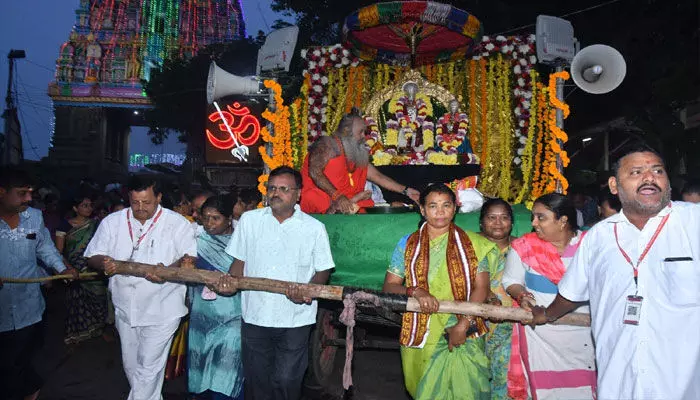 ఇంద్రకీలాద్రి: కన్నుల పండువగా గిరి ప్రదక్షిణ ఇంద్రకీలాద్రి: కన్నుల పండువగా గిరి ప్రదక్షిణ