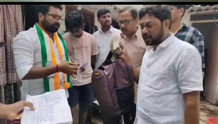 ఓటుకు నోటు.. అడ్డంగా దొరికిన మల్లారెడ్డి కళాశాల సిబ్బంది ఓటుకు నోటు.. అడ్డంగా దొరికిన మల్లారెడ్డి కళాశాల సిబ్బంది