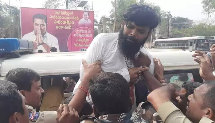 సిరిసిల్లలో ఉద్రిక్తత.. అభ్యర్థి ఫ్లెక్సీలు తొలగించిన మున్సిపల్ అధికారులు సిరిసిల్లలో ఉద్రిక్తత.. అభ్యర్థి ఫ్లెక్సీలు తొలగించిన మున్సిపల్ అధికారులు
