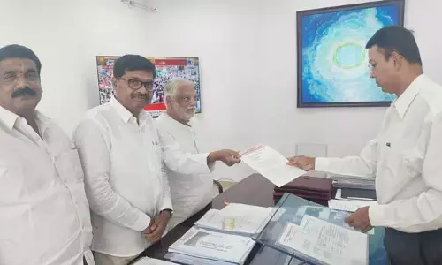 రైతుబంధుపై మంత్రులు మాట్లాడితే నోటీసులు ఇవ్వాలి.. ఆపడం అన్యాయం