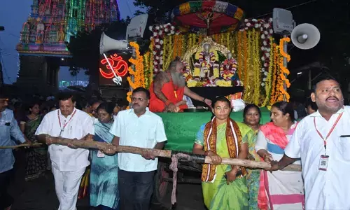 ఇంద్రకీలాద్రి: కన్నుల పండువగా గిరి ప్రదక్షిణ