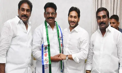 టీడీపీకి షాక్: వైసీపీలో చేరిన టీడీపీ నేత కొమ్మారెడ్డి
