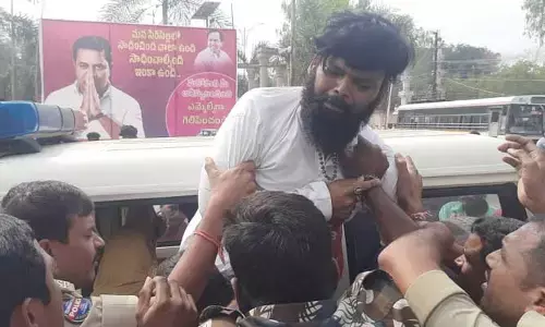 సిరిసిల్లలో ఉద్రిక్తత.. అభ్యర్థి ఫ్లెక్సీలు తొలగించిన మున్సిపల్ అధికారులు