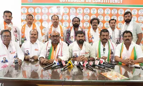 కాపుల మధ్య చిచ్చు పెడుతున్నారు : కాపు సంఘం నాయకులు
