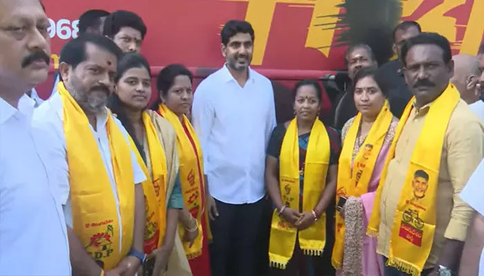 వైసీపీకి ఎదురుదెబ్బ: లోకేశ్ సమక్షంలో టీడీపీలోకి కీలక నేతలు వైసీపీకి ఎదురుదెబ్బ: లోకేశ్ సమక్షంలో టీడీపీలోకి కీలక నేతలు