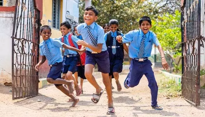 విద్యార్థులకు గుడ్ న్యూస్.. సెలవులు ప్రకటిస్తూ కీలక నిర్ణయం విద్యార్థులకు గుడ్ న్యూస్.. సెలవులు ప్రకటిస్తూ కీలక నిర్ణయం