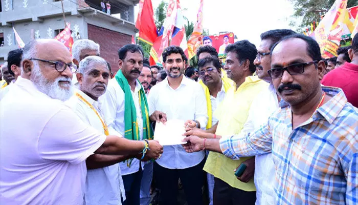 ఏడాదికి ఉచితంగా 3 గ్యాస్ సిలెండర్లు.. పన్నుల భారం తగ్గిస్తాం: నారా లోకేశ్ ఏడాదికి ఉచితంగా 3 గ్యాస్ సిలెండర్లు.. పన్నుల భారం తగ్గిస్తాం: నారా లోకేశ్