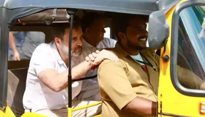 HYD: ఆటోలో రాహుల్ గాంధీ చక్కర్లు.. (వీడియో) HYD: ఆటోలో రాహుల్ గాంధీ చక్కర్లు.. (వీడియో)