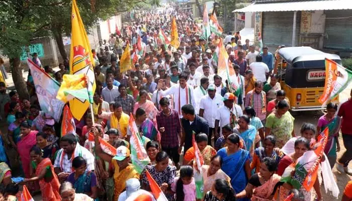జనంతో కిక్కిరిసిన కైకొండాయ గూడెం జనంతో కిక్కిరిసిన కైకొండాయ గూడెం