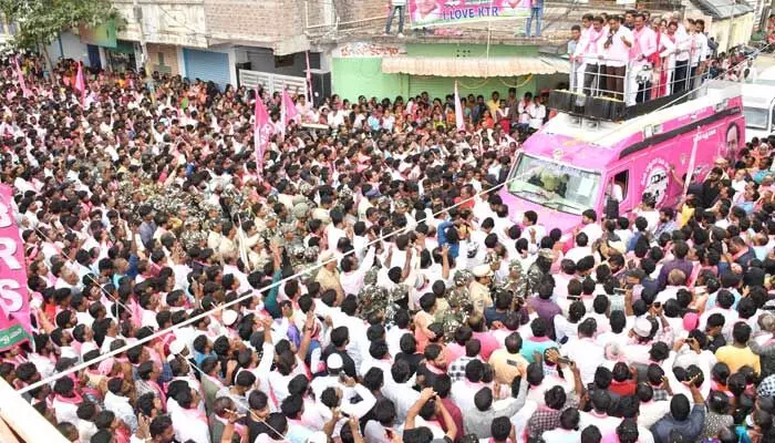 అదృష్టం వచ్చి కాలింగ్ బెల్ కొడుతుంటే సైకిల్ బెల్ అనుకోని సైడ్ ఇవ్వద్దు : కేటీఆర్ అదృష్టం వచ్చి కాలింగ్ బెల్ కొడుతుంటే సైకిల్ బెల్ అనుకోని సైడ్ ఇవ్వద్దు : కేటీఆర్