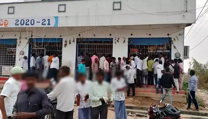 వైన్స్ షాపుల ఎదుటబారులు తీరిన మందుబాబులు వైన్స్ షాపుల ఎదుటబారులు తీరిన మందుబాబులు