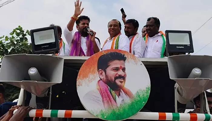 సీఎం కేసీఆర్ పాము లాంటోడు: రేవంత్ రెడ్డి సీఎం కేసీఆర్ పాము లాంటోడు: రేవంత్ రెడ్డి
