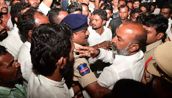 బ్రేకింగ్: ధర్నాకు దిగిన బండి సంజయ్.. కొత్తపల్లిలో హై టెన్షన్ (వీడియో) బ్రేకింగ్: ధర్నాకు దిగిన బండి సంజయ్.. కొత్తపల్లిలో హై టెన్షన్ (వీడియో)