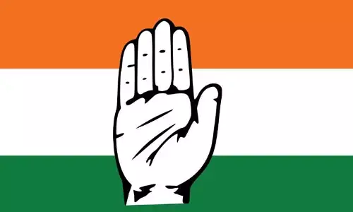 పోలీసుల అత్యుత్సాహం.. కాంగ్రెస్ నేత ఇంటి వద్ద హైటెన్షన్