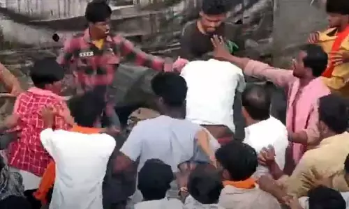 BRS Vs BJP.. పొట్టుపొట్టు కొట్టుకున్న కార్యకర్తలు (వీడియో)