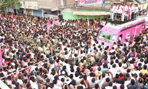 అదృష్టం వచ్చి కాలింగ్ బెల్ కొడుతుంటే సైకిల్ బెల్ అనుకోని సైడ్ ఇవ్వద్దు : కేటీఆర్