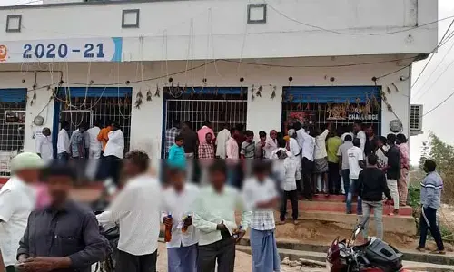 వైన్స్ షాపుల ఎదుటబారులు తీరిన మందుబాబులు