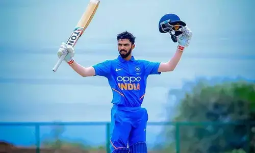 బ్రేకింగ్: శతకంతో రెచ్చిపోయిన గైక్వాడ్.. ఆసీస్‌పై టీమిండియా భారీ స్కోర్